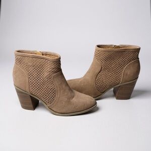 Universal Thread Women’s Size 6 Tan Suede Ankle Booties Country Zipper Boho